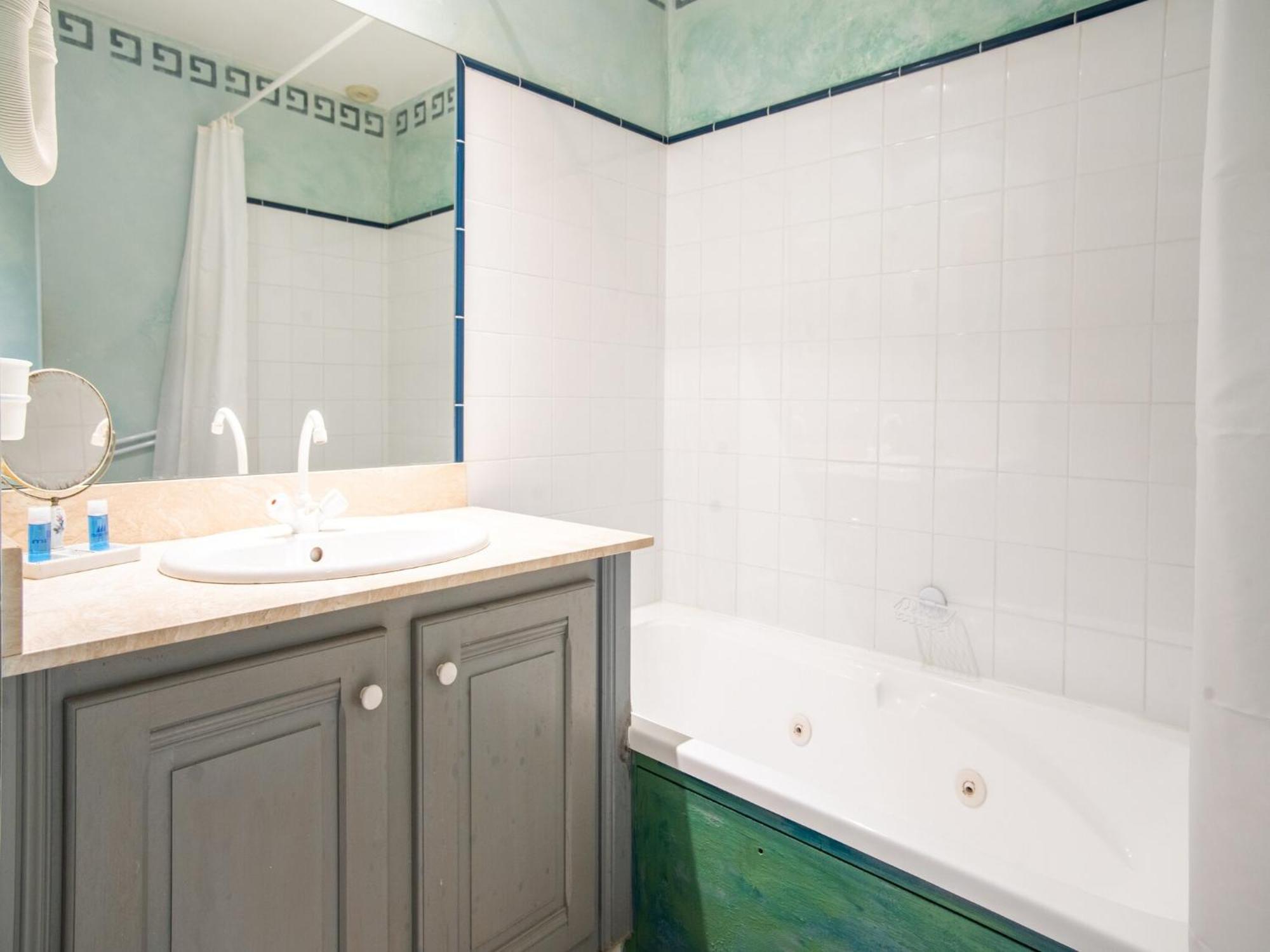 מונברון-לה-בה Cozy Apartment With Swimming Pool Terrace Garden Parking מראה חיצוני תמונה