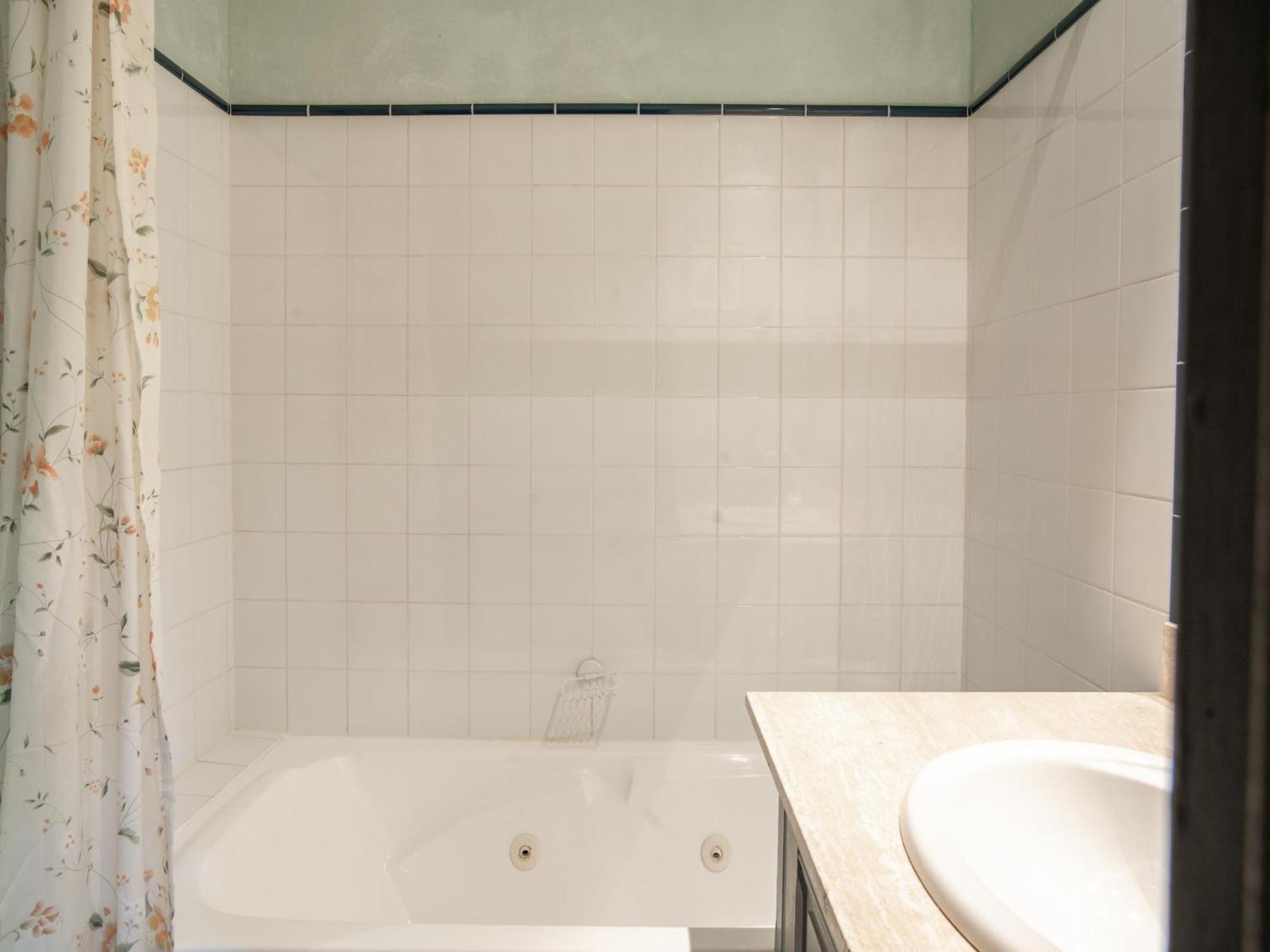 מונברון-לה-בה Cozy Apartment With Swimming Pool Terrace Garden Parking מראה חיצוני תמונה